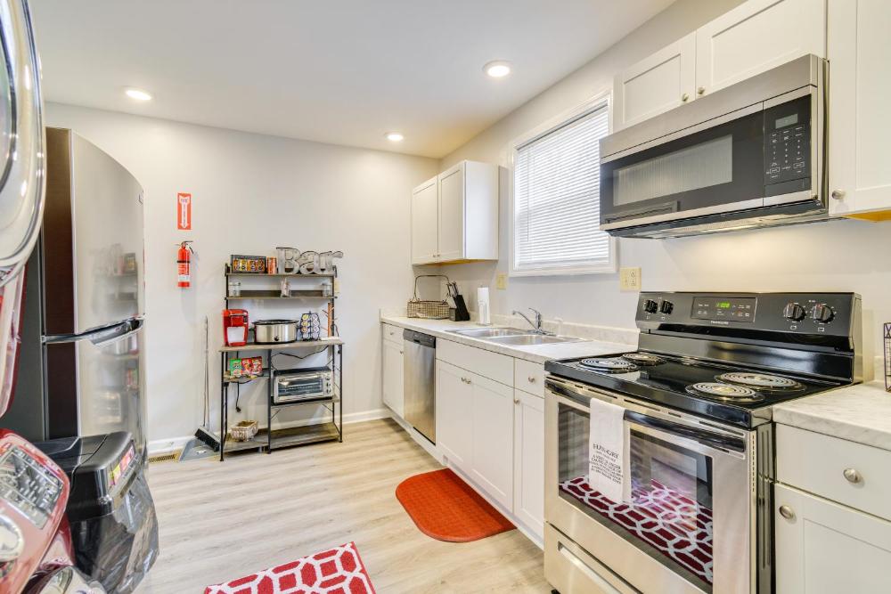 2 Mi to Syracuse University Apt with Fire Pit